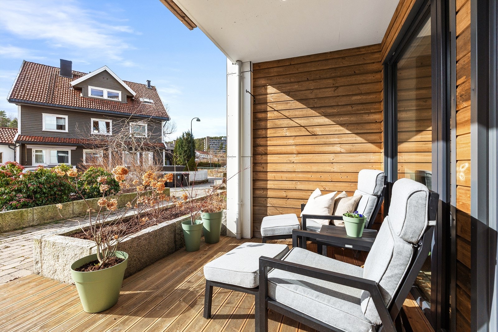 Du har gode solforhold gjennom dagen og på ettermiddags- og kveldstid. I tillegg finnes det en felles takterrasse som fritt kan benyttes av beboerne. Der er det virkelig flott beplantning, sittegrupper mm. Galleribilde