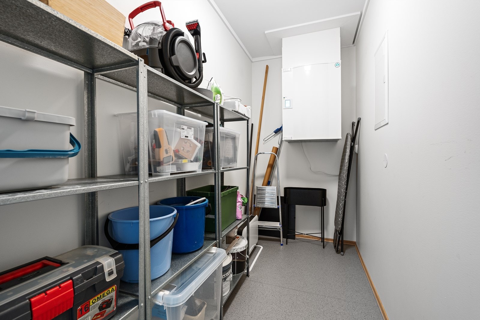 Den innvendige boden er god å ha! Her er det plass til alt du ikke vil ha fremme til enhver tid, som støvsuger, tørkestativ mm. Det medfølger forøvrig en ekstra bod i tilknytting til terrassen, samt en i byggets underetg. Galleribilde