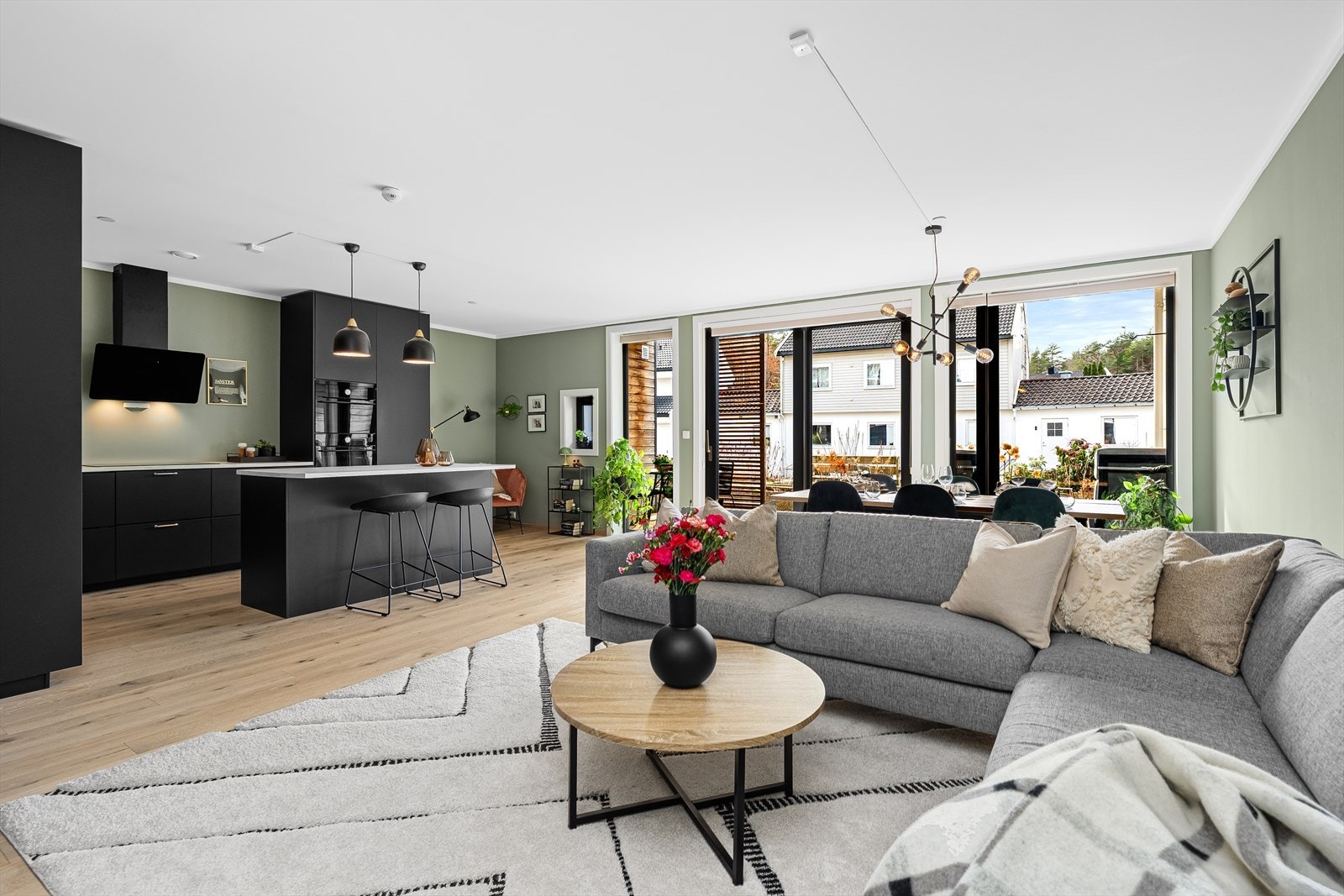 Aktuell leilighet kan friste med en stor åpen stue/kjøkkenløsning hvor det er plass til stor-familien til middag om ønskelig. Leiligheten har store vindusflater som slipper inn rikelig med naturlig dagslys, samtidig som det oppleves usjenert. Galleribilde