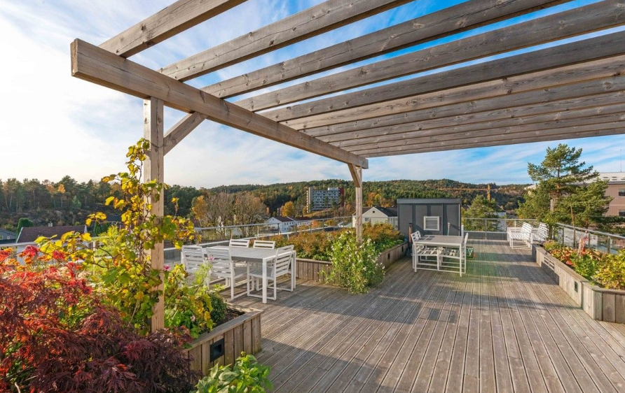 På taket til sameiet finner du en stor felles takterrasse! Bildene fra takterrassen er tatt en sommerdag for noen år siden. Her finner du flere sittegrupper og nydelig beplantning. Du har også sol fra morgen til kveld og naturskjønn utsikt! Galleribilde