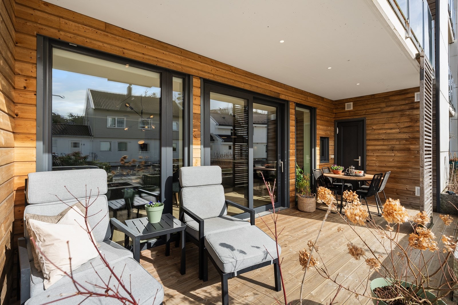 Tilhørende leiligheten medfølger det 1 utvendig bod med tilkomst via terrassen, 1 innvendig bod, samt 1 bod i byggets underetg. Om du flytter inn hit har du med andre ord flere oppbevaringsmuligheter. Galleribilde