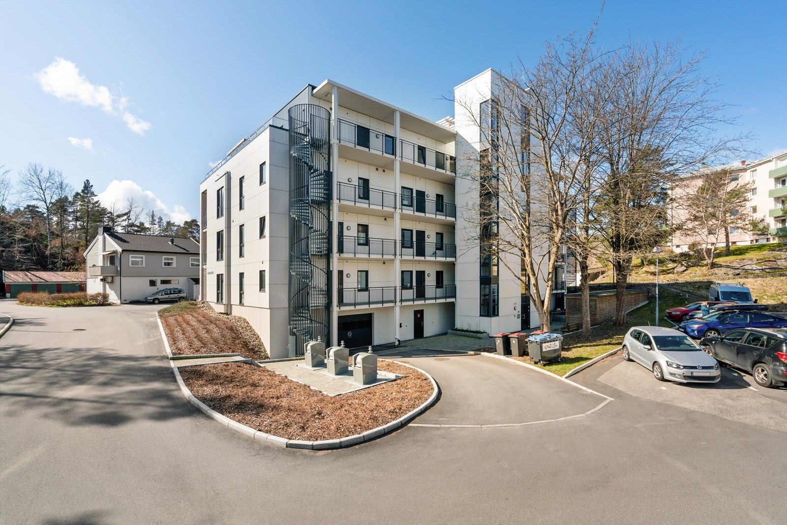 Det medfølger 1 parkeringsplass i byggets underetg. Forøvrig er det en større felles sykkelparkering som gjør det enkelt å sykle til det du måtte trenge i hverdagen. Galleribilde