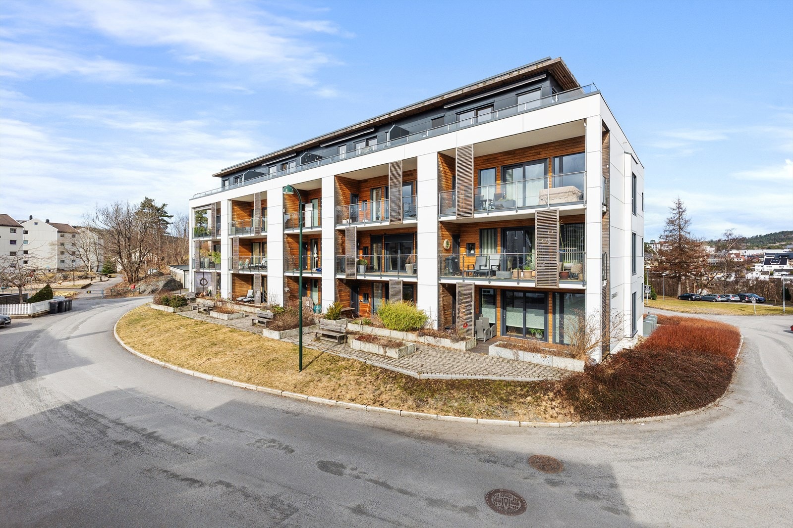 Bygget er fra 2018 med kvaliteter som vannbåren gulvvarme, ventilasjonsanlegg, parkering i byggets underetasje, heis og takterrasse. Flytter du hit vil du bo i gangavstand til både Sørlandet sykehus, Baneheia og Kristiansand Sentrum. Galleribilde
