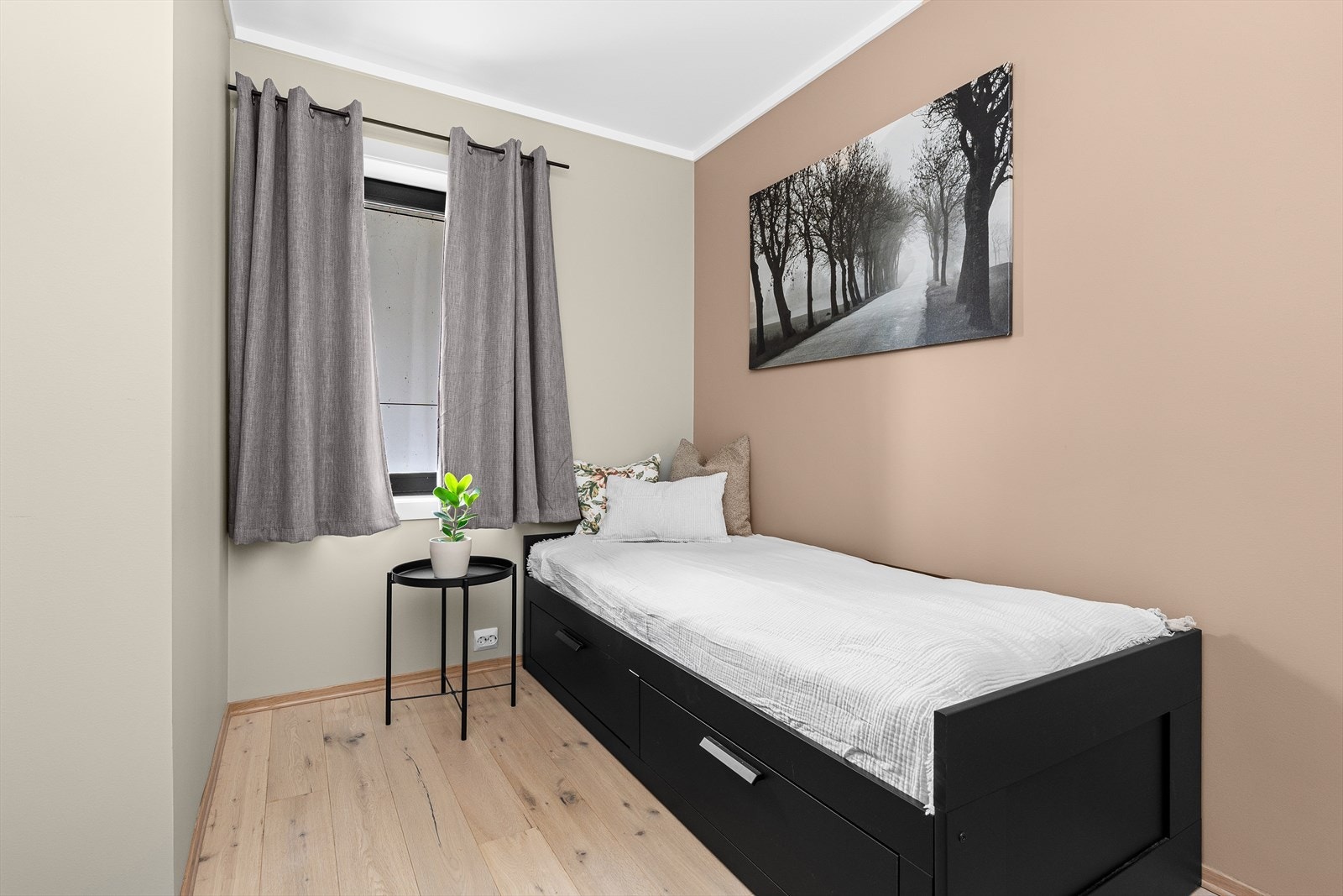På soverom nr. 2 har du plass til en dobbeltseng om du vil, eller som nåværende eier har en enkeltseng som kan trekkes ut ved behov. Her er også plass til nattbord og garderobeløsning om ønskelig. Galleribilde