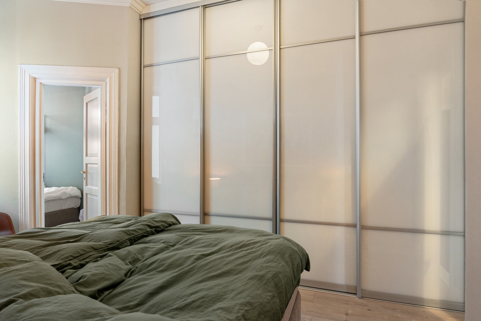 Det medfølger en romslig garderobeløsning. Galleribilde