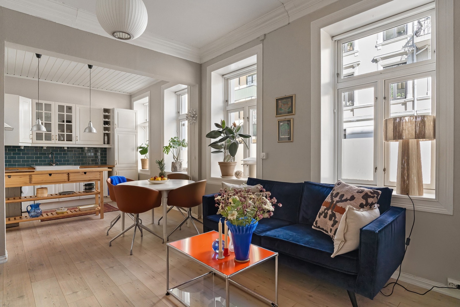 Store vindusflater slipper inn rikelig med naturlig lys og, sammen med lyse vegger, skaper de en luftig og behagelig atmosfære. Galleribilde
