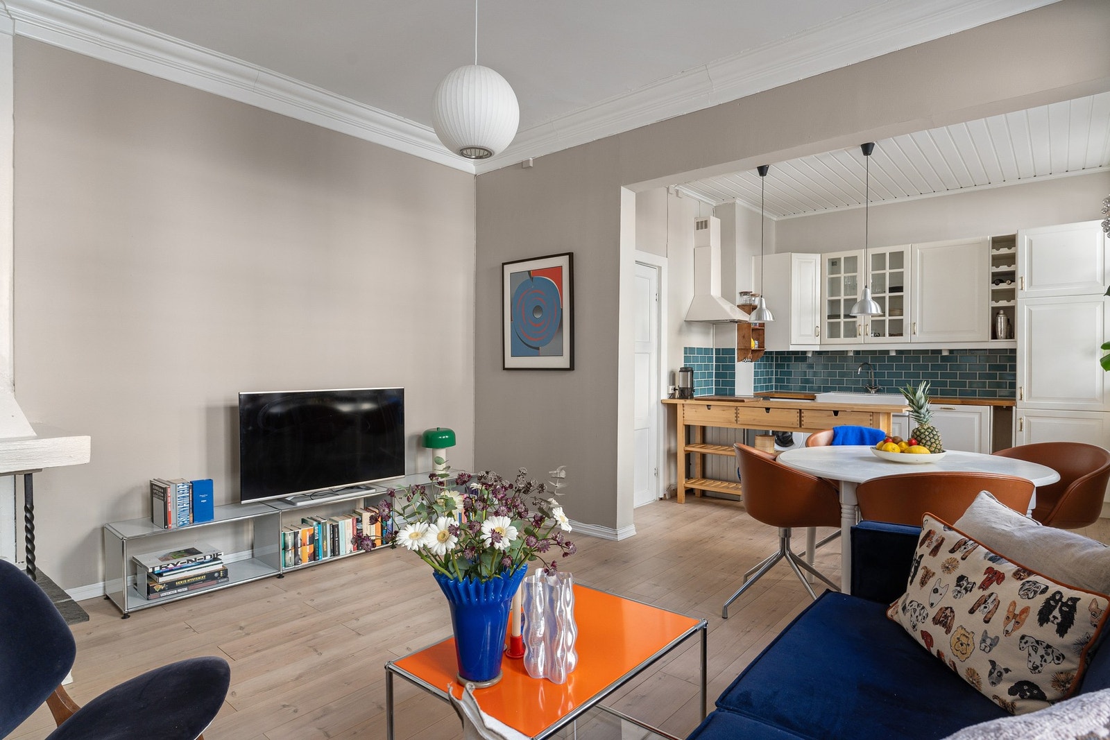 Her er det rikelig med plass til både en koselig sofagruppe og en stor spisestue - perfekt til både hverdagsliv og sosiale sammenkomster. Galleribilde