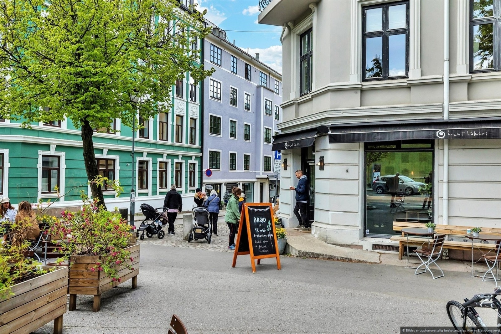Leiligheten ligger i et rolig, sentralt og svært etterspurt område på Adamstuen/Bolteløkka i bydel St. Hanshaugen i Oslo. Galleribilde