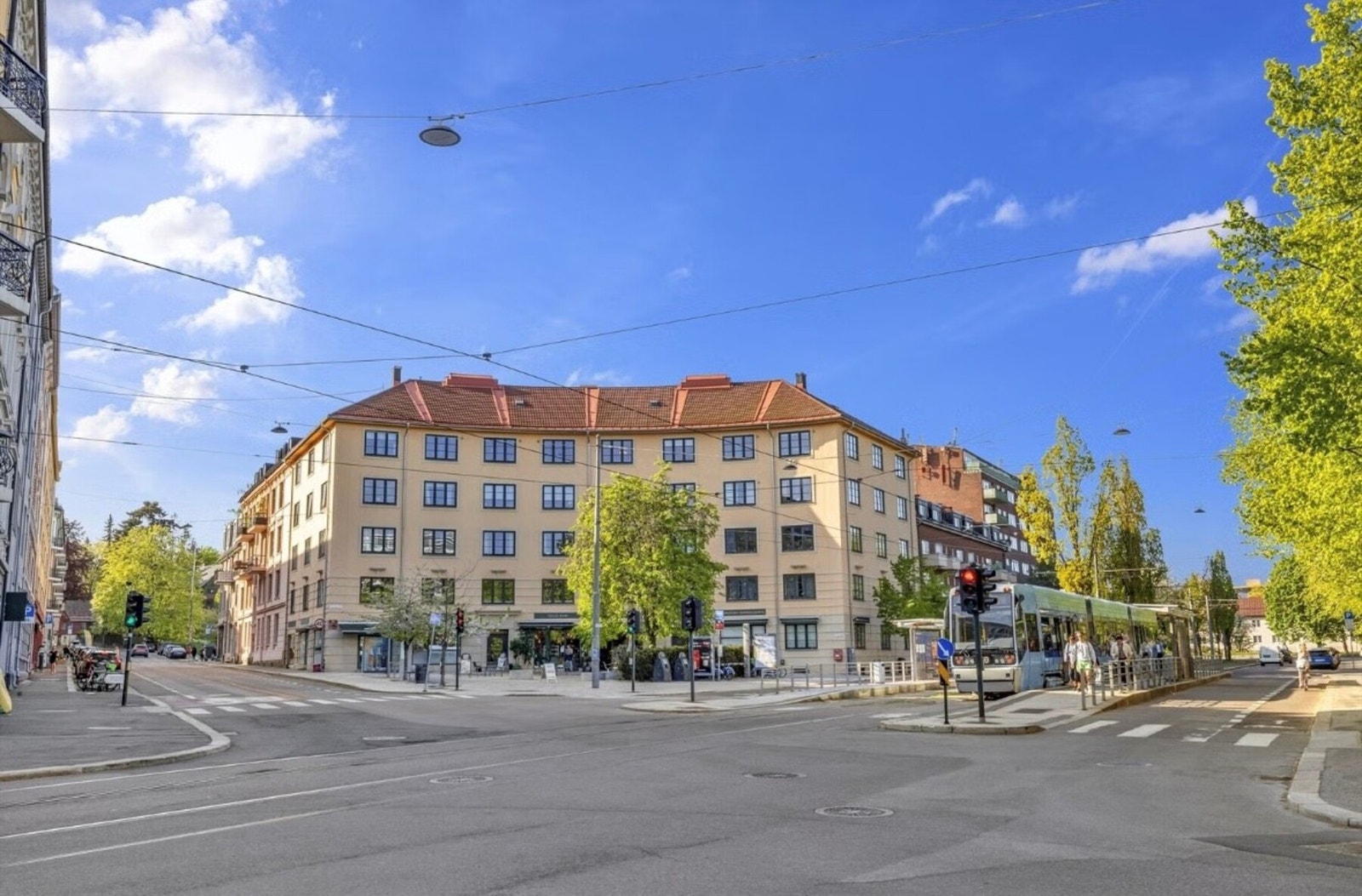 Noen av byens mest populære handlegater og shoppingsentre når du til fots.
Nærheten til bykjernen, universitetet og de urbane bydelene bidrar til at området er ettertraktet. Galleribilde