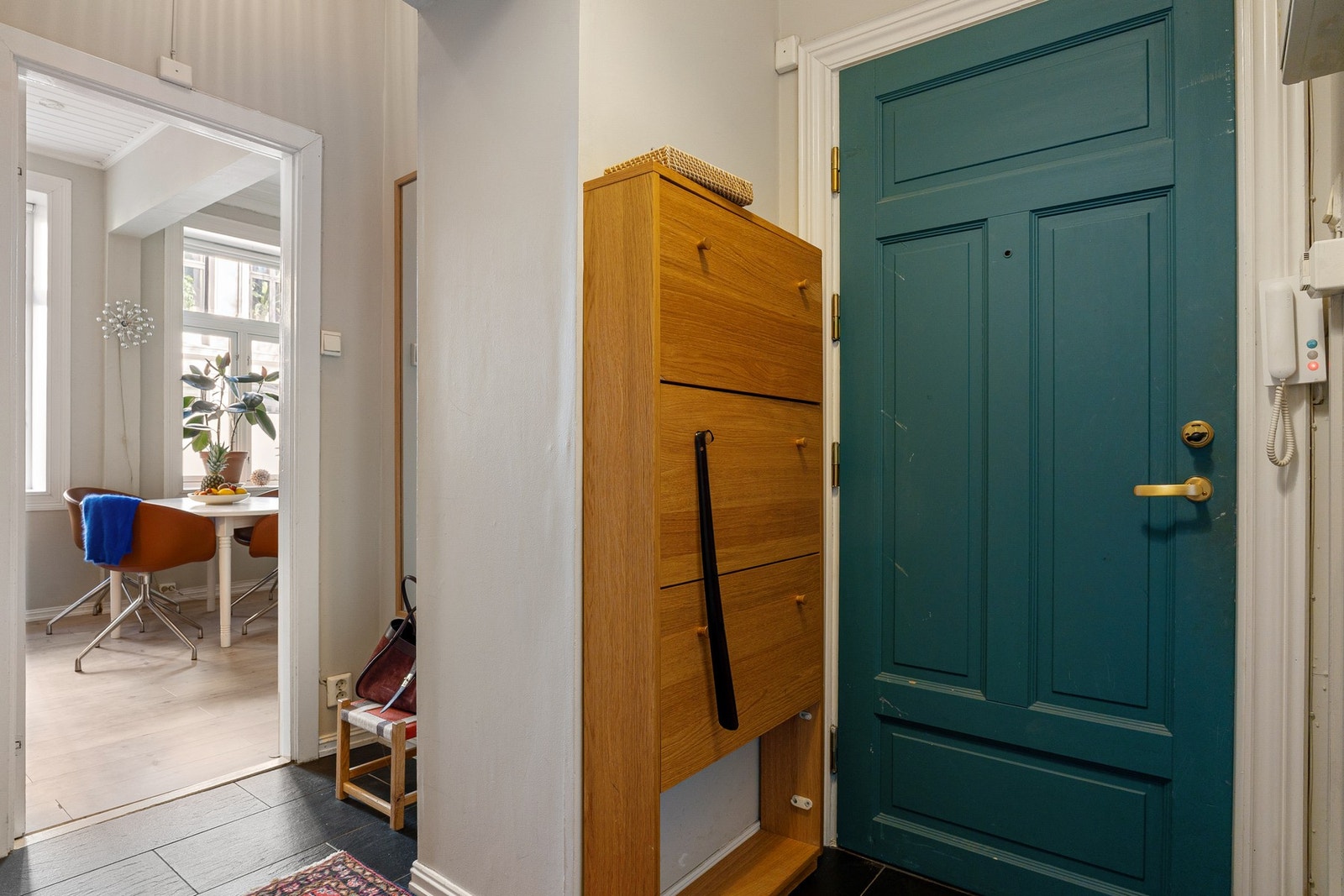 Her får du et stilrent førsteinntrykk med fliser på gulv og malte vegger i tidløse farger. Galleribilde