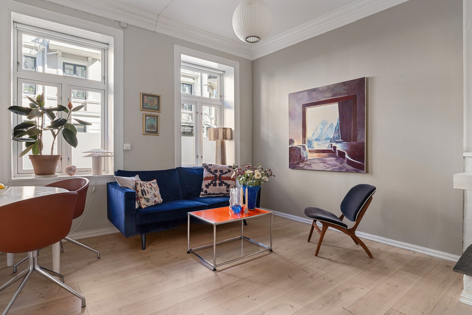 En lys og gjennomgående 3-roms med klassiske detaljer, peis og takhøyde på 3 m Galleribilde