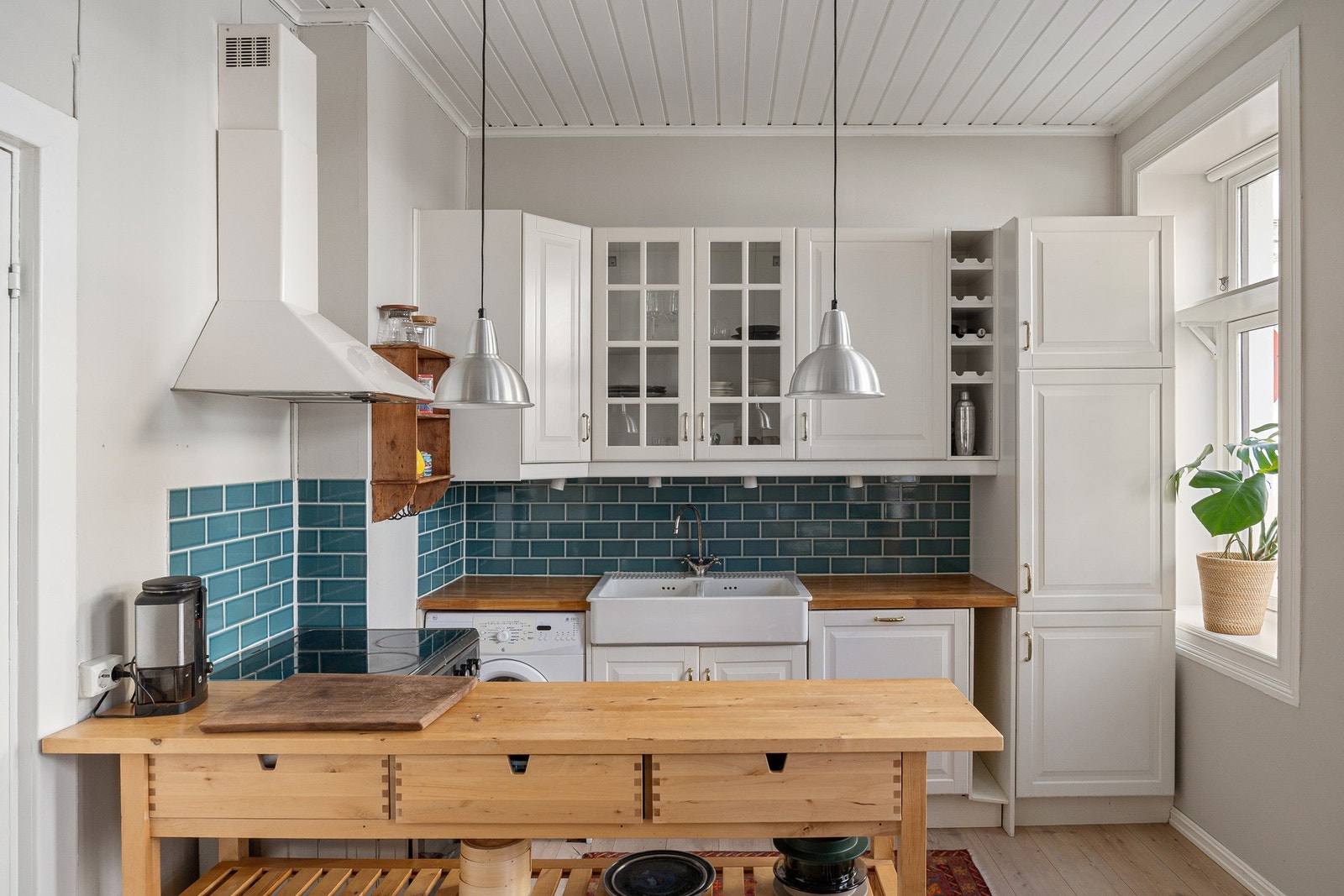 Kjøkkenet fremstår som pent. Her får du en innredning med heltre benkeplater, flislagt backsplash og profilerte fronter som gir et tidløst preg. Galleribilde