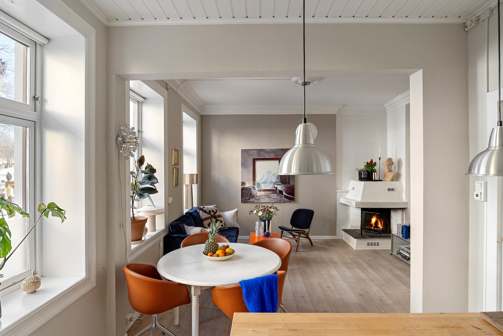 Her er alt lagt til rette for både hyggelige middager med venner og familie, og en funksjonell hverdag med alt du trenger innen rekkevidde. Galleribilde