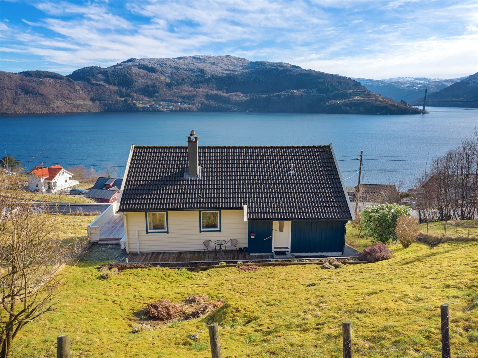 Boligen har fantastisk utsikt over Sørfjorden mot Osterøy. Galleribilde
