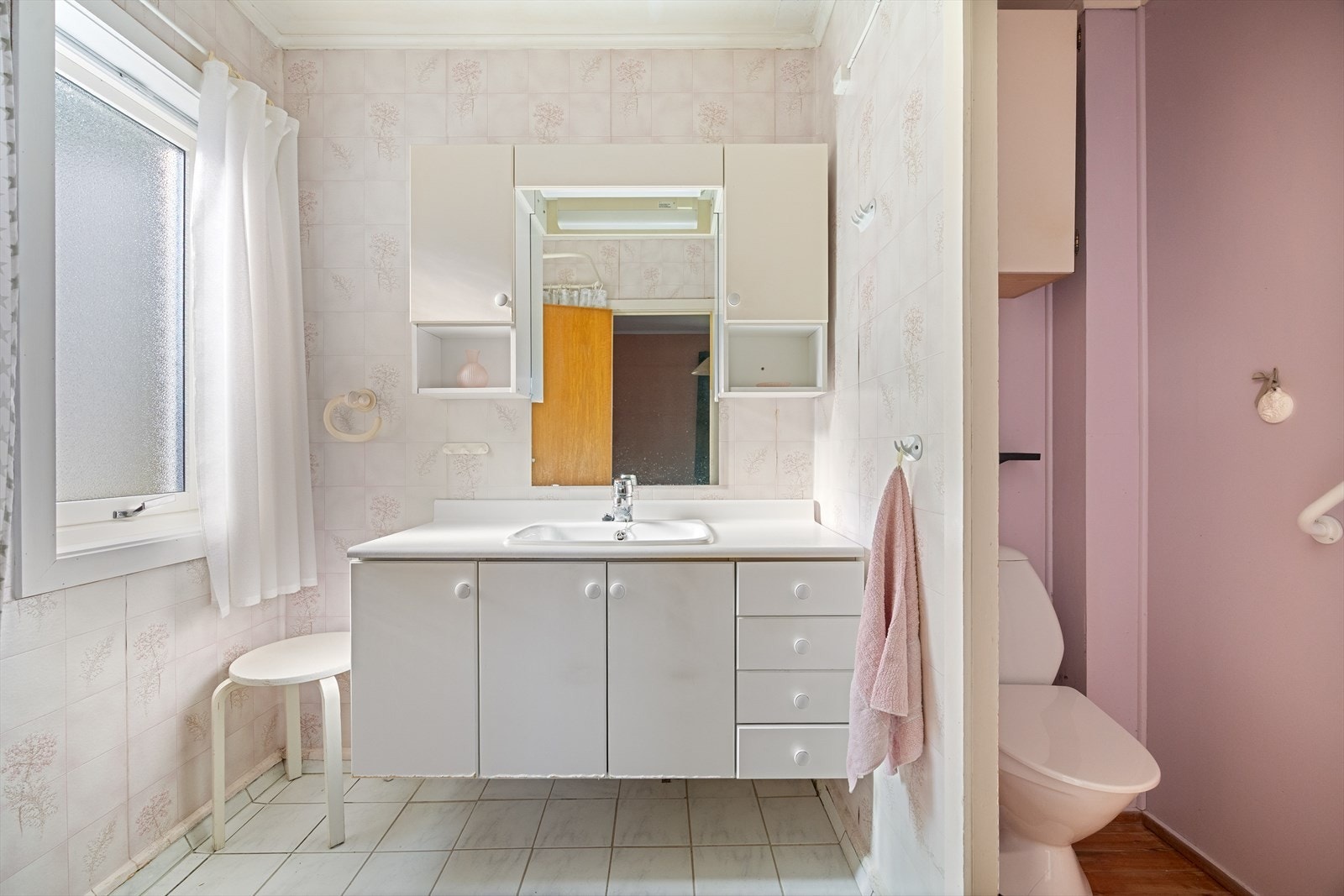 Badet er innredet med dusj, servant og baderomsmøbel. Galleribilde