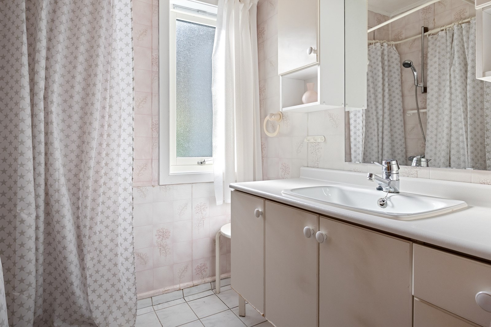 Badet har fliser på gulv med elektriske varmekabler. Galleribilde