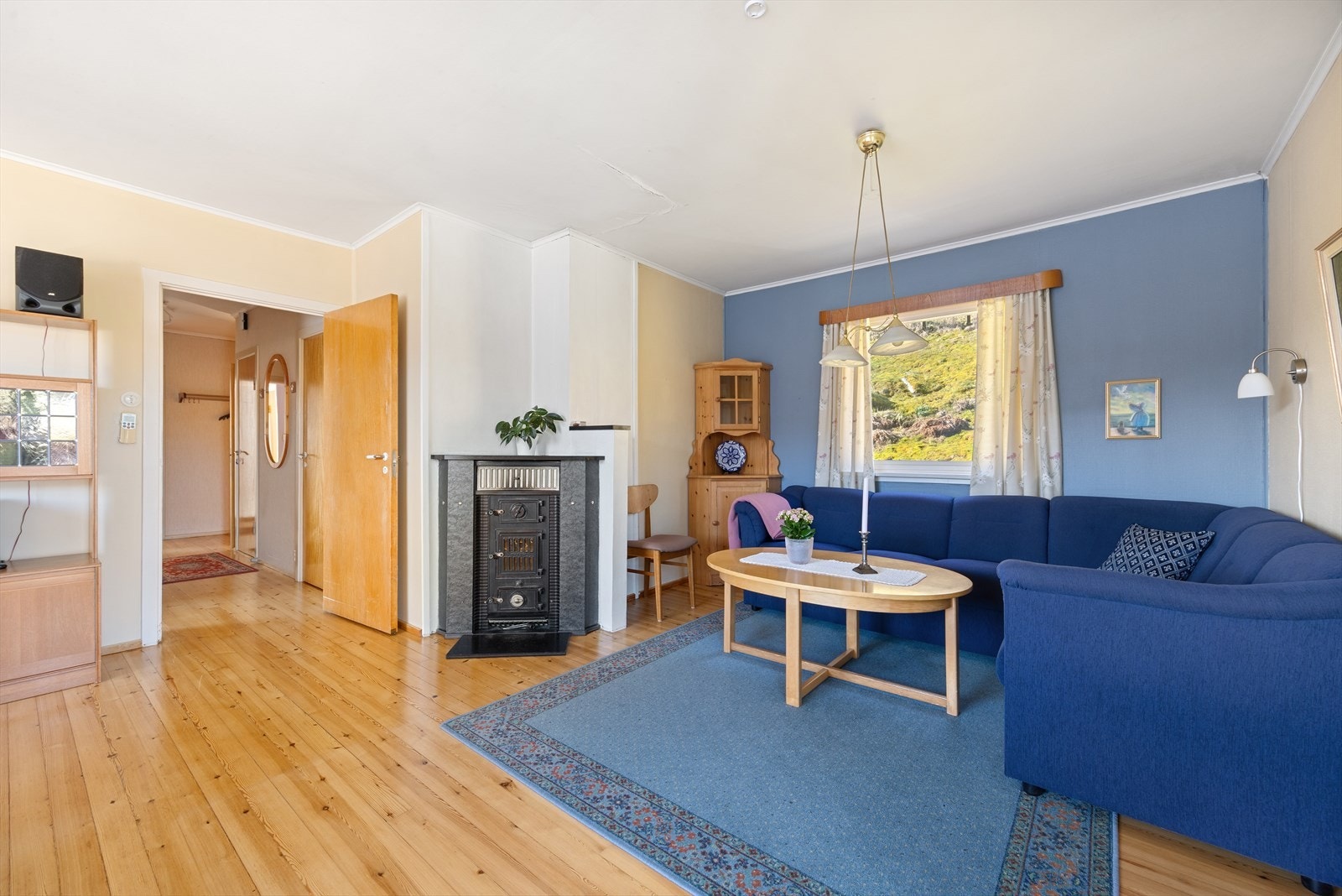 Stue med store vindusflater og flott lysinnslipp. Galleribilde