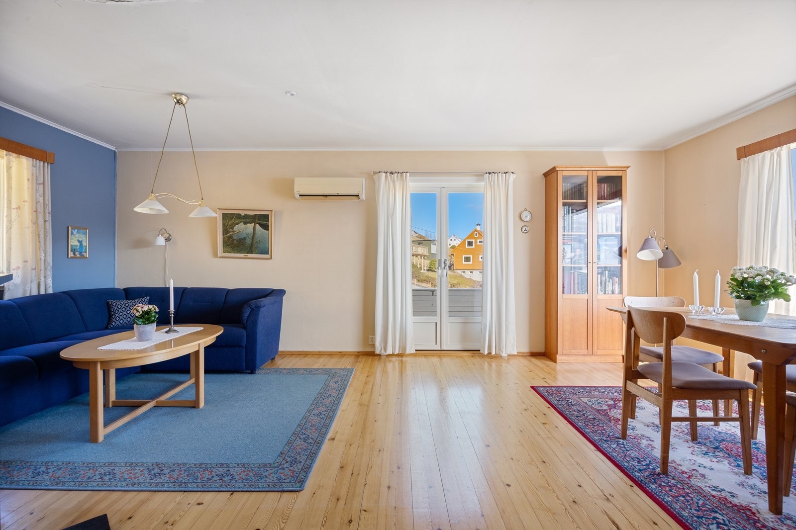 Romslig stue med god plass til både sofagruppe og spisebord. Varmepumpe. Galleribilde