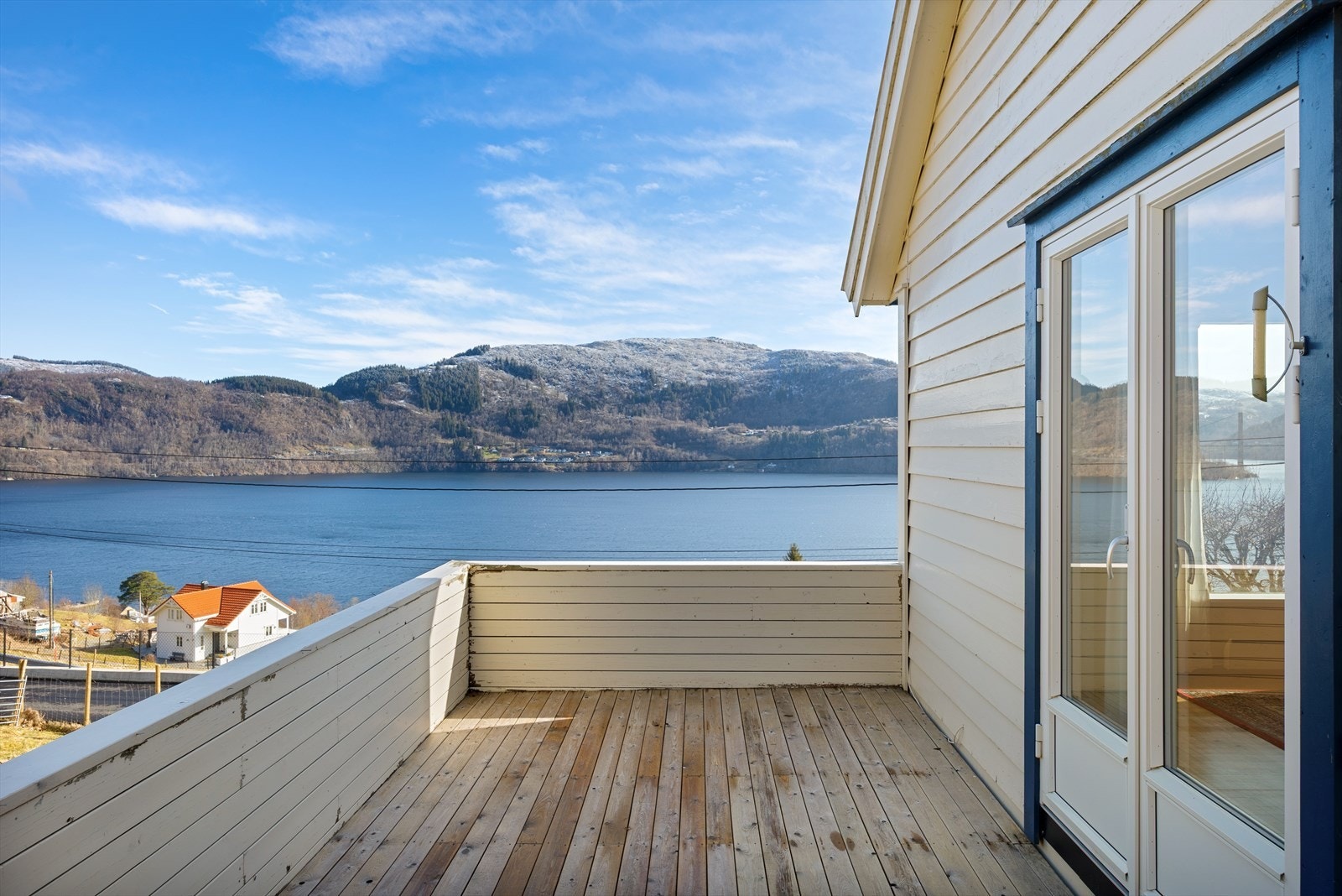 Romslig terrasse med gode møbleringsmuligheter og flott utsyn. Galleribilde