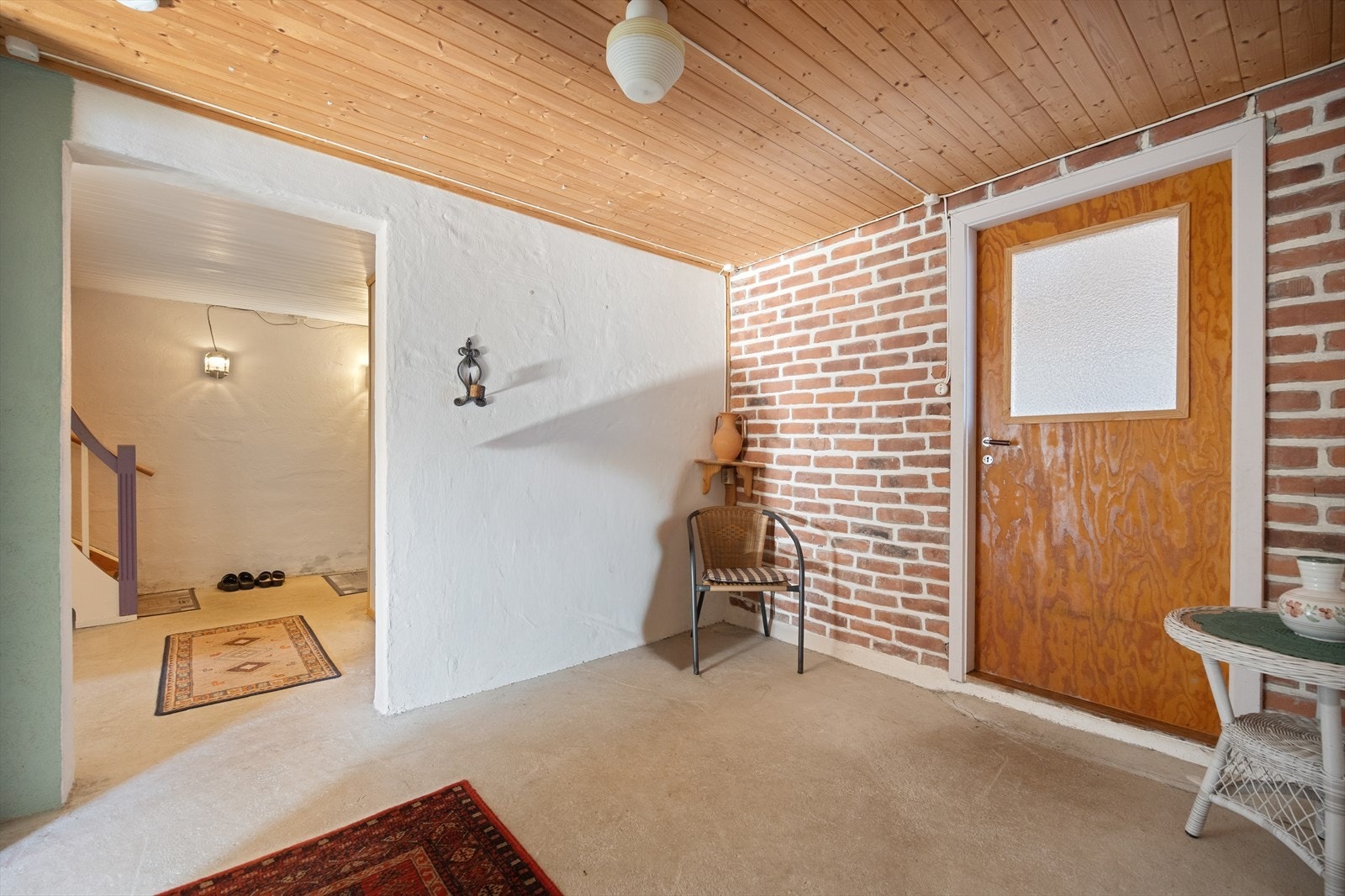Kjelleren har utgangsdør og flere rom med gode oppbevaringsmuligheter. Galleribilde