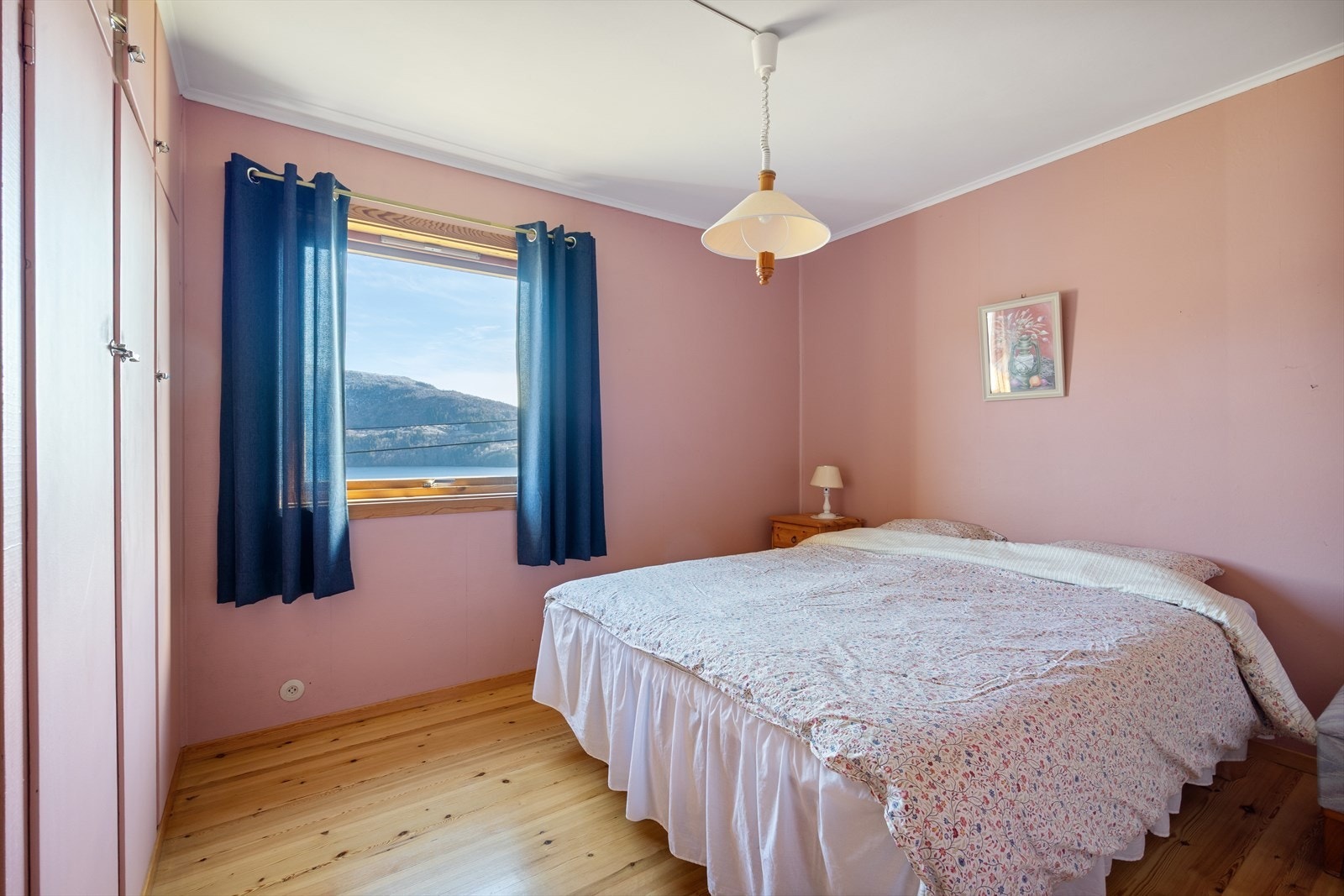 Hovedsoverommet er på ca. 10,5m² og har gode muligheter for møblering. Galleribilde