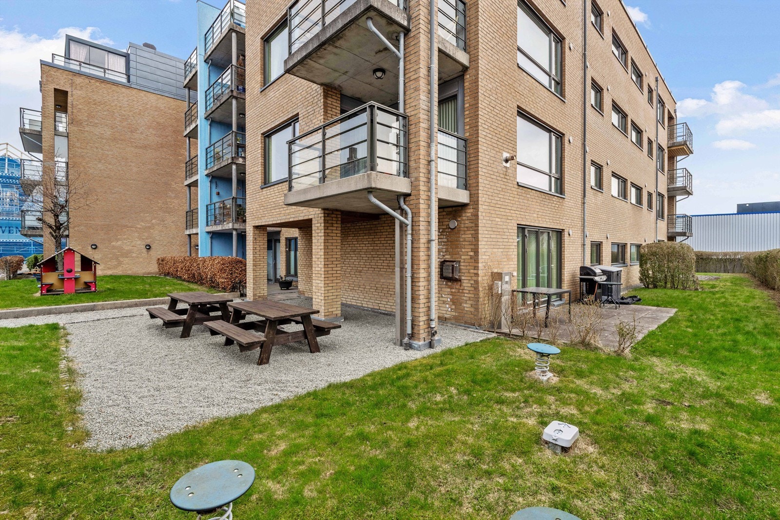Hyggelig felles hage i bakgården med sittegrupper tilgjengelig for beboerne. Galleribilde