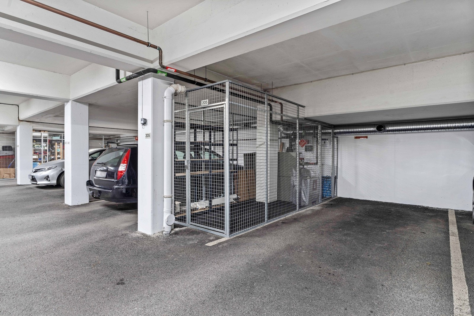 Fast parkeringsplass og en romslig bod på 6 m² i lukket garasjeanlegg. Det er tilrettelagt for elbillading. Galleribilde