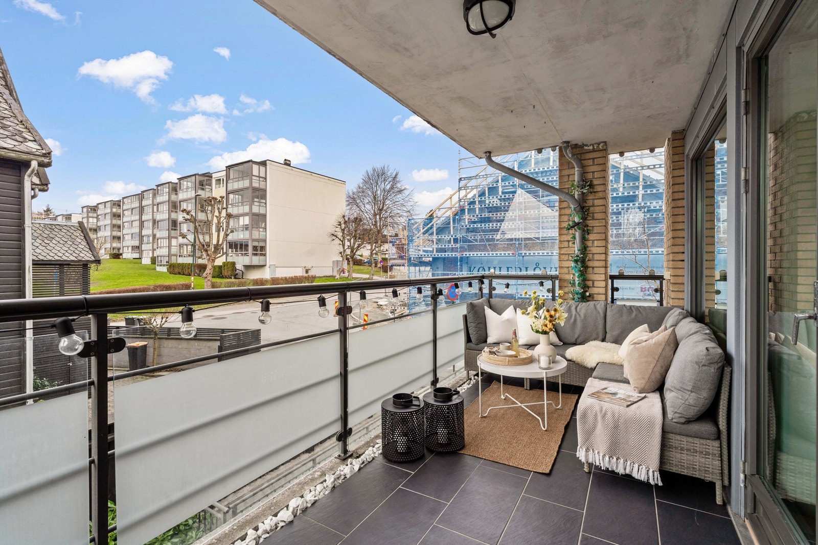 Fra stuen er det utgang til en vestvendt og flislagt balkong på 11 m². Galleribilde