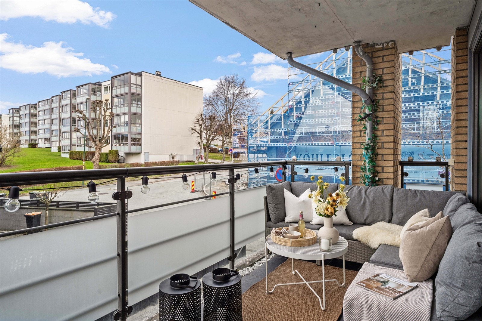 Balkongen har rekkverk av metall og glass, og er et flott sted å nyte gode solforhold. Galleribilde