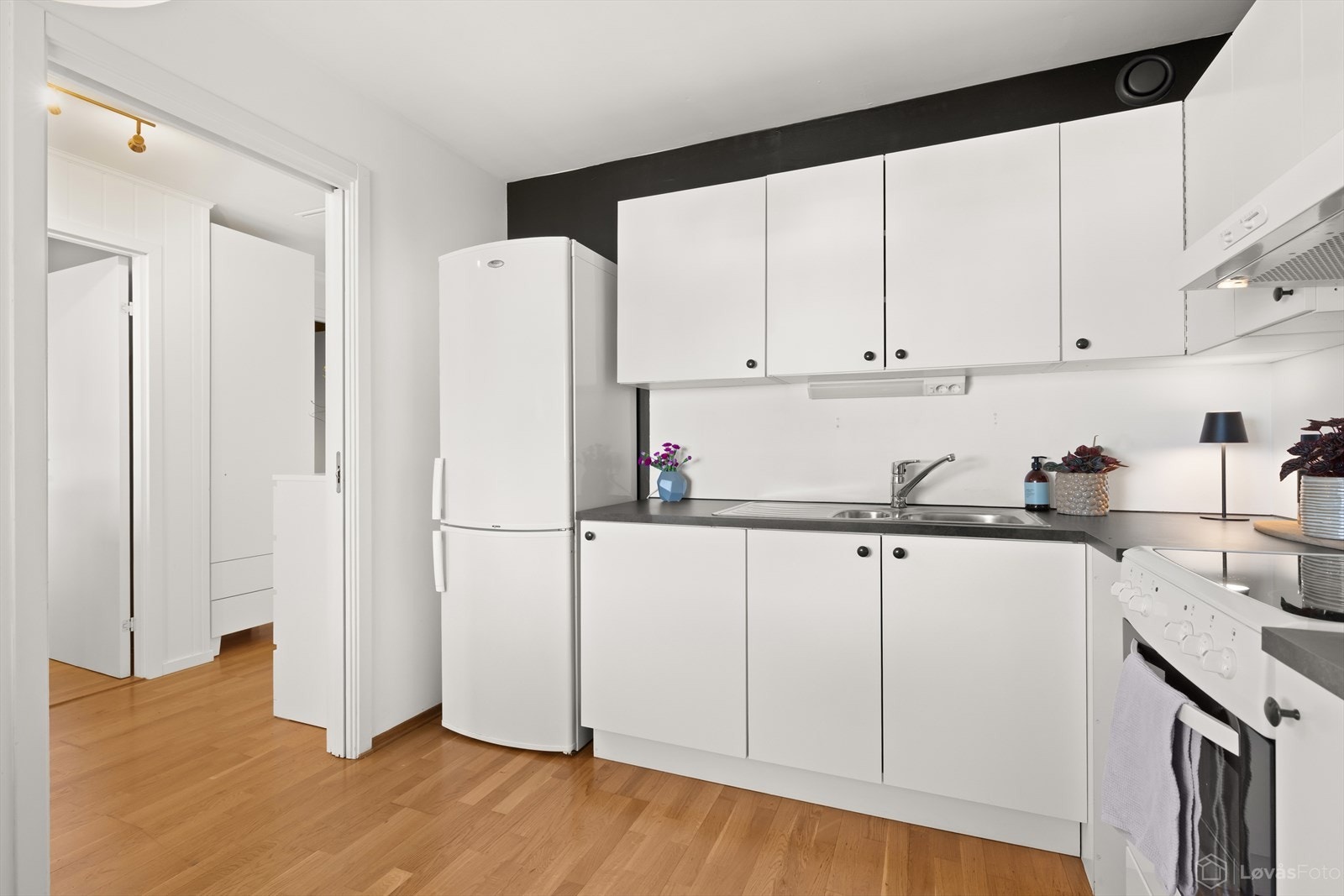 Tidløst kjøkken med glatte fronter og laminat benkeplate. Rikelig med benke- og skapplass. Galleribilde