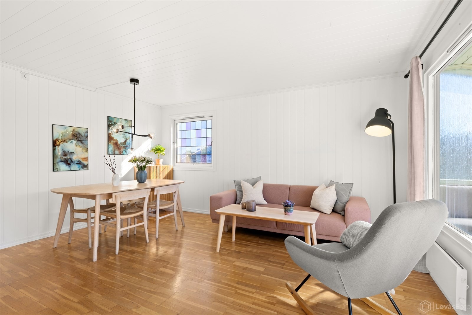 En lys og innbydende 3-roms terrasseleilighet med attraktiv beliggenhet på Høyenhall. Leiligheten har en gjennomgående og funksjonell planløsning. Galleribilde