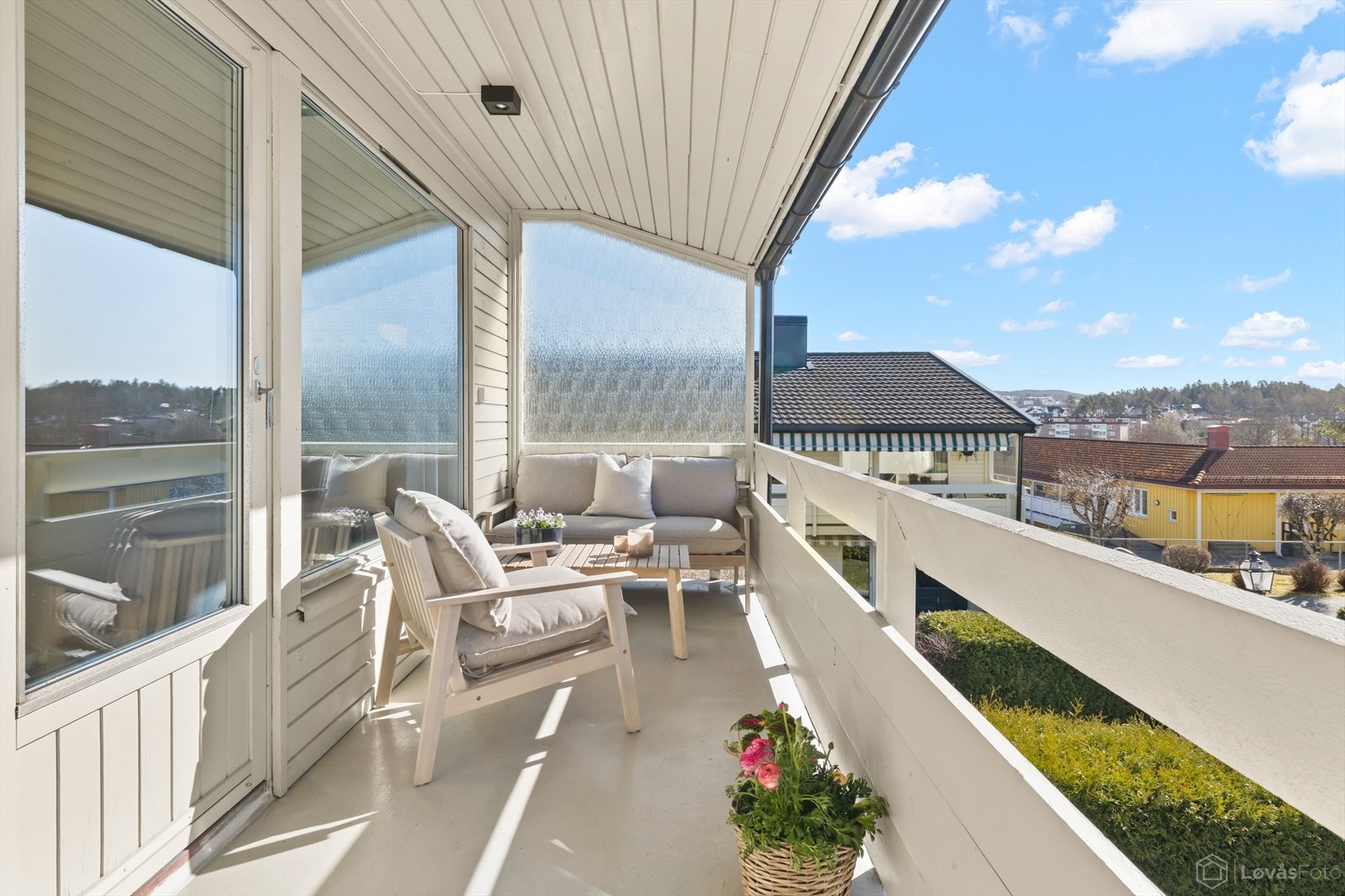 Her er det god plass til flere sittegrupper, grill m.m. Galleribilde