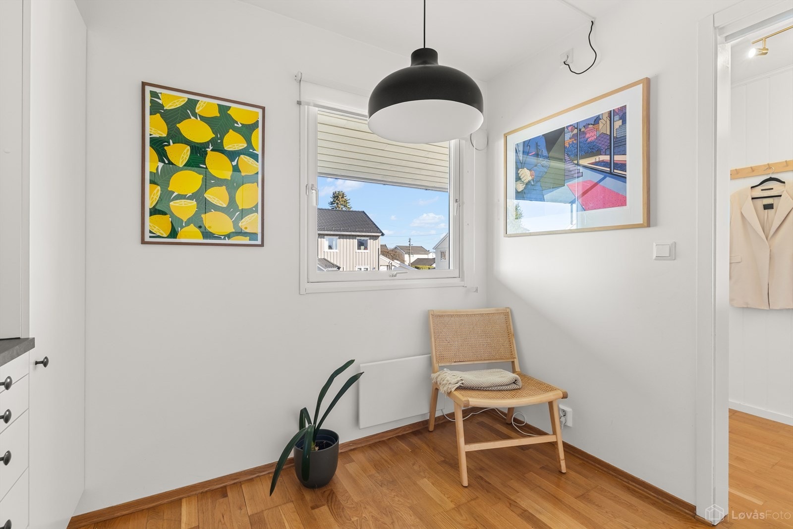 Kjøkkenet har plass til en hyggelig, mindre spiseplass. Galleribilde