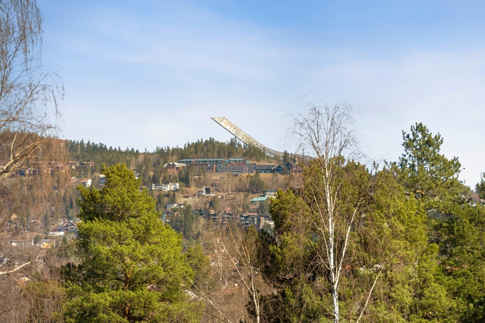 Fra terrassen er det utsikt til Holmenkollen Galleribilde