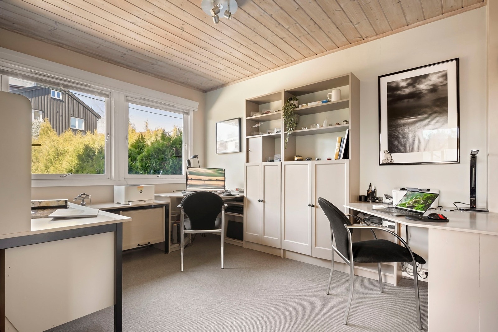 I boligens 2. etasje er det også et soverom av god størrelse. I dag er rommet brukt om kontor men det er også plass til dobbeltseng, nattbord og garderobeløsning om man ønsker å bruke rommet som soverom. Galleribilde