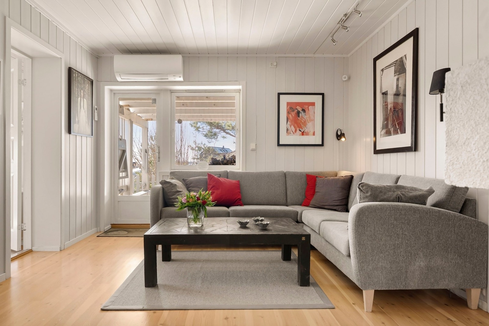 Peisestuen har varmepumpe og utgang til hagen. Galleribilde