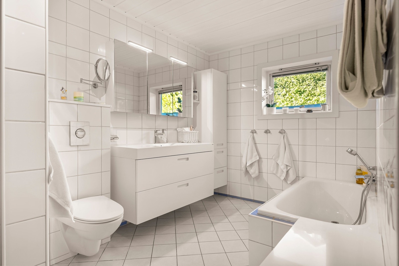 Det er to flotte bad i 1. etasje. Dette badet har adkomst fra peisestuen er naturlig knyttet til de to barnerommene. Galleribilde