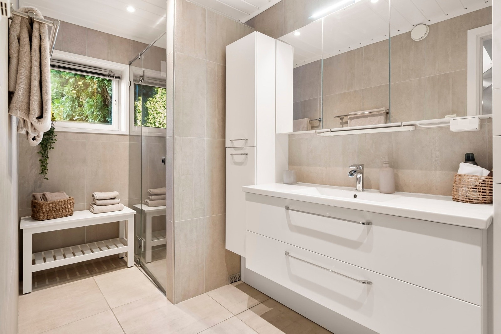 Det andre badet er tilknyttet hovedsoverommet. Galleribilde