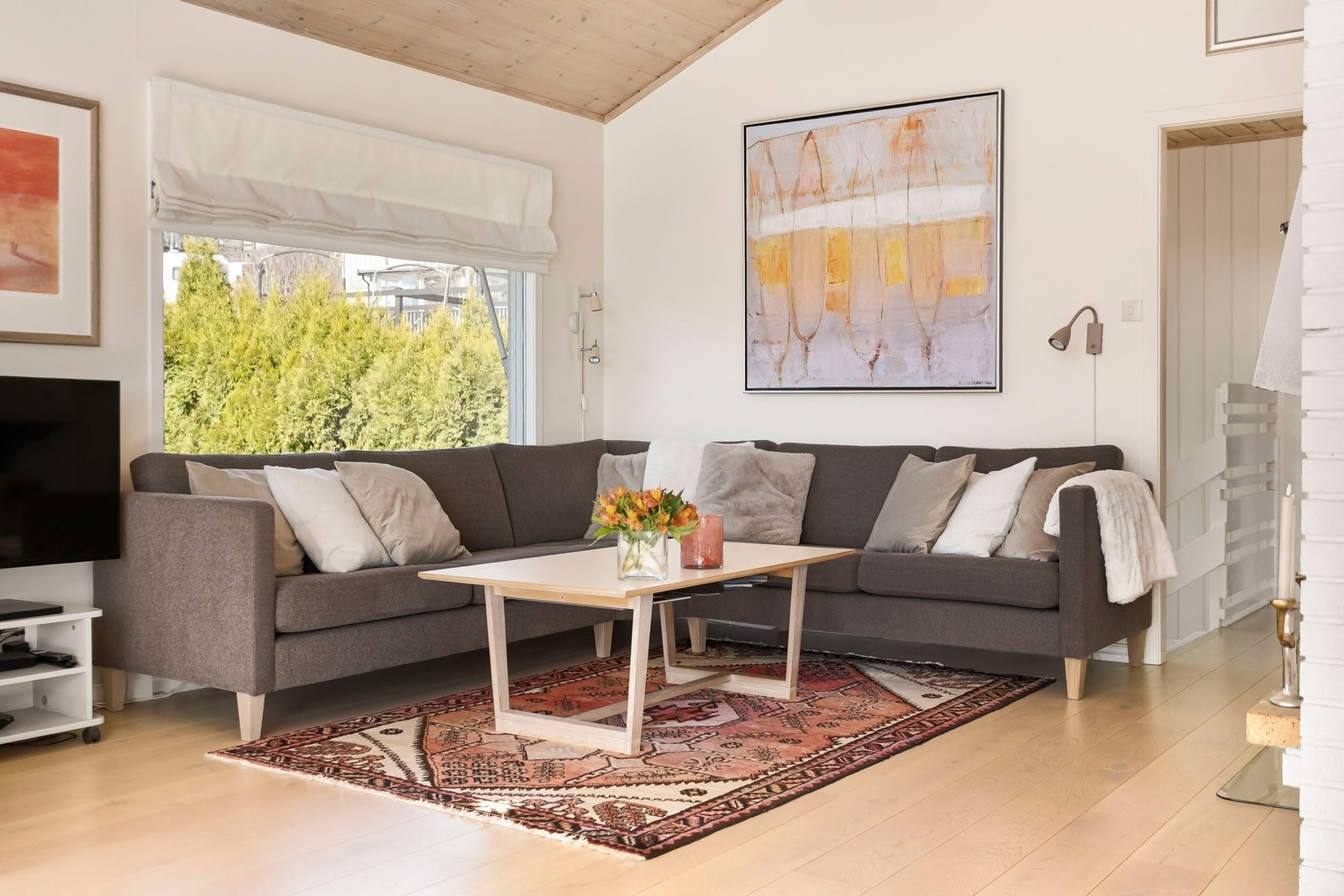 Denne delen av stuen er innredet med en romslig sofagruppe. Galleribilde