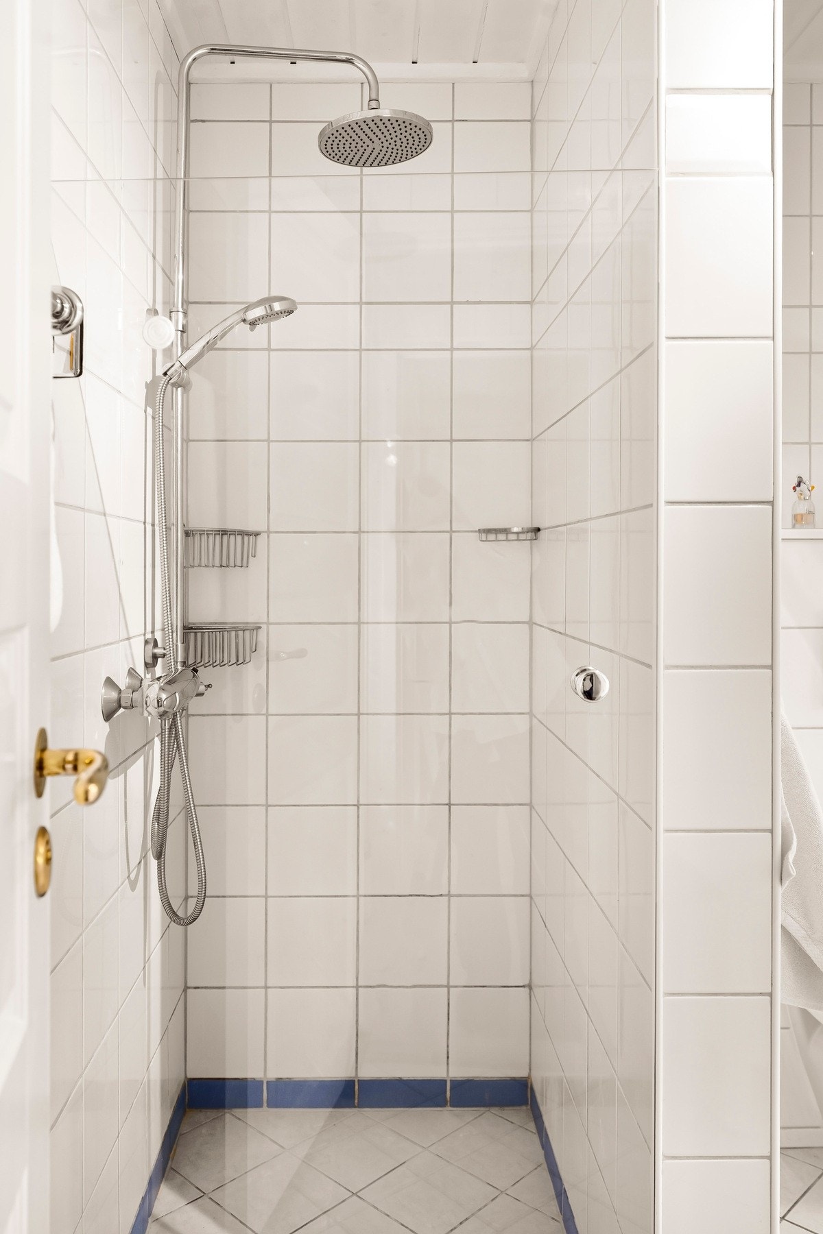 Dette badet har både dusjnisje og innmurt badekar. Galleribilde