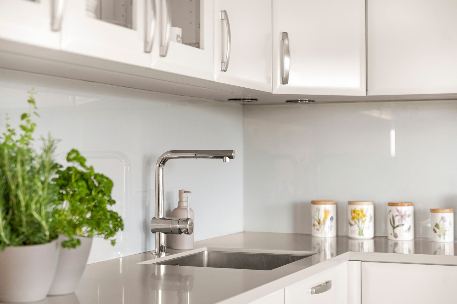 Kjøkkenet har slitesterk Corian benkeplate med underlimt oppvaskkum, samt glassplate på vegg over benkeplate for enkel rengjøring og et helhetlig preg. Galleribilde