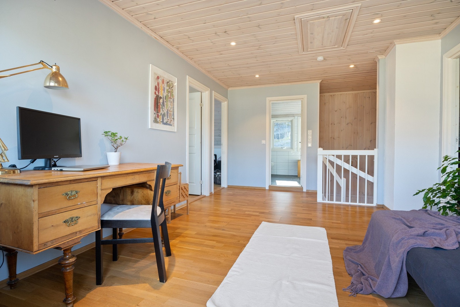 Hyggelig loftstue i andre etasje med god plass til sittegruppe. Galleribilde