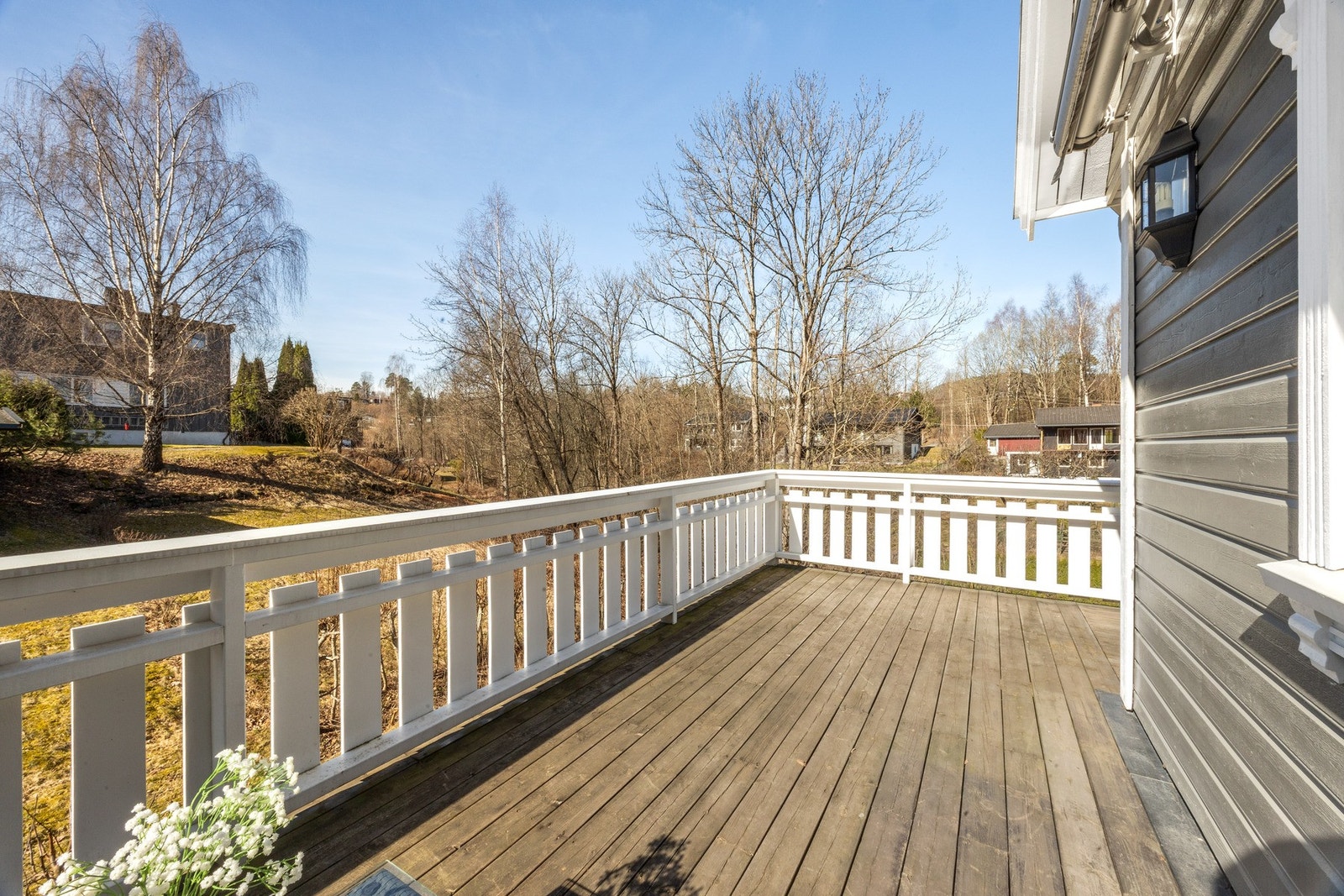Utgang til solrik terrasse fra stuen med god plass til sittegruppe. Galleribilde