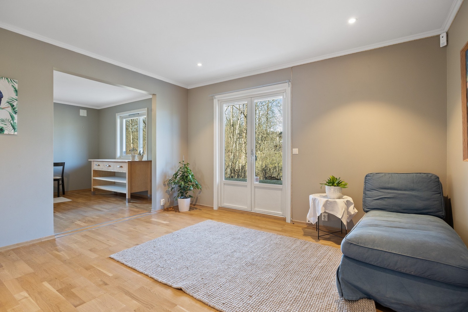 Stor stue i underetasjen med tilhørende kjøkken. Galleribilde