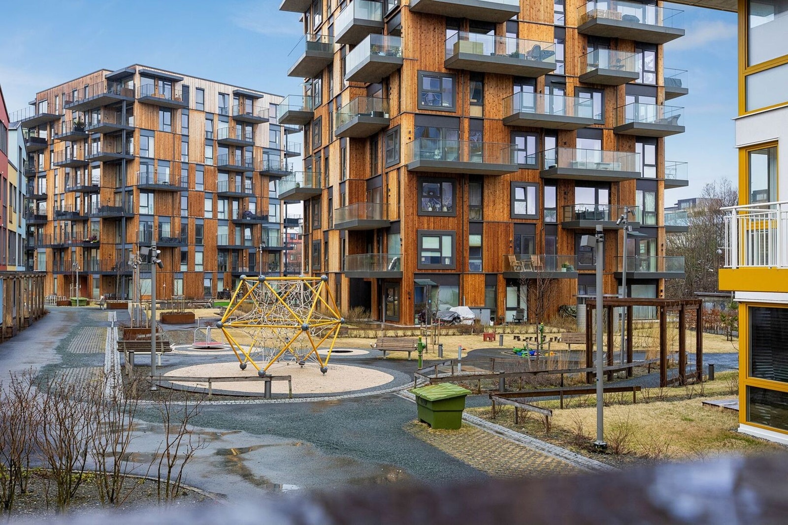 Balkongen vender ut mot hyggelige og velholdte fellesarealer, som skaper en rolig og tiltalende atmosfære. Galleribilde