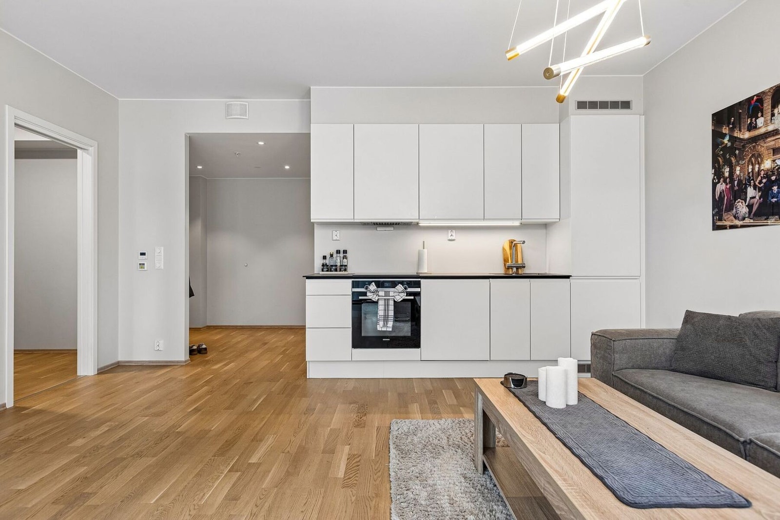 Her får du moderne kvaliteter som vannbåren gulvvarme og balansert ventilasjon, som sikrer et behagelig inneklima og optimal komfort gjennom hele året. Galleribilde