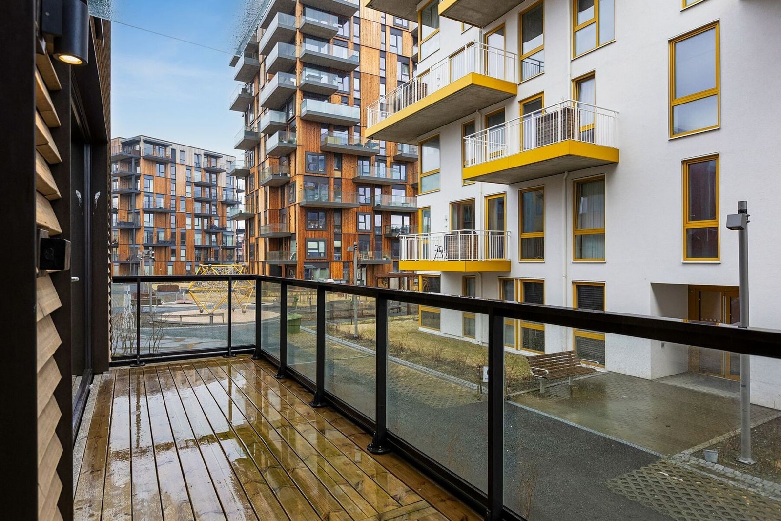 Her bor du sentralt til med kort vei til City Lade, gode bussforbindelser, dagligvarebutikker og et bredt utvalg av servicetilbud som dekker hverdagens behov. Galleribilde