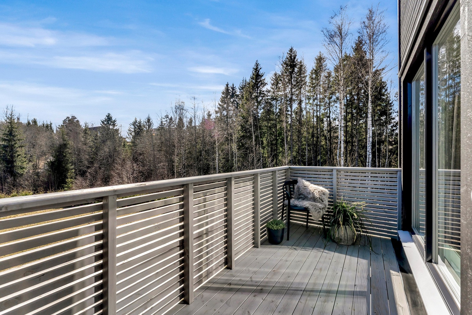 Fra balkongen kan man stå opp og nyte utsikten mot skogen Galleribilde
