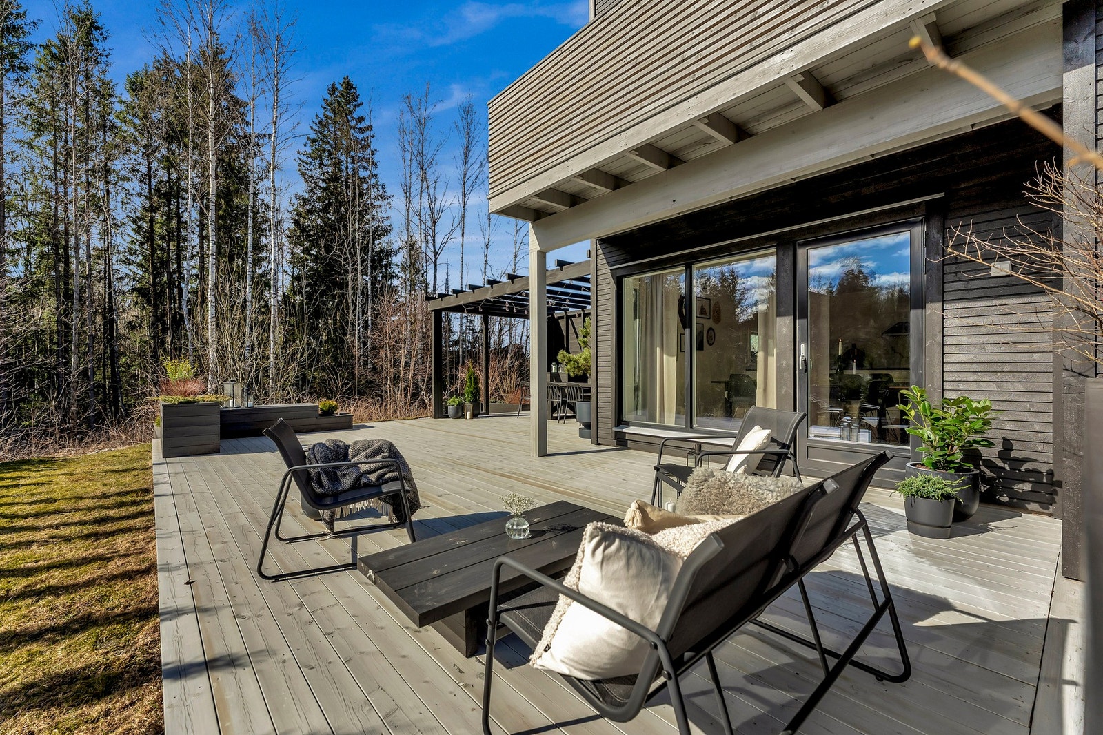 Stor terrasse med god plass for større lounge, solsenger, grill mm Galleribilde