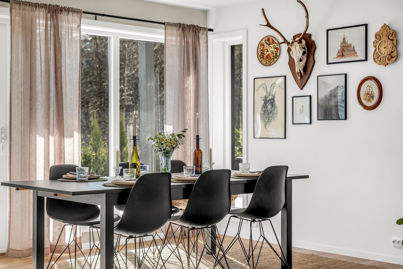 Fra spisestuen har man utsikt over terrasse og skogsarealene Galleribilde